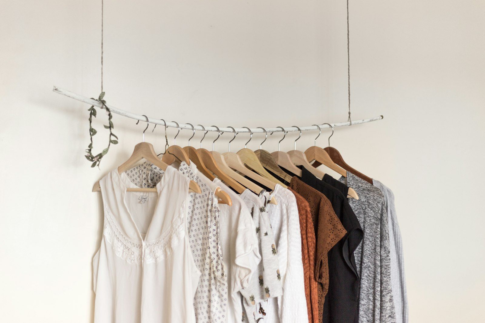 Arara com peças de roupa em tons neutros