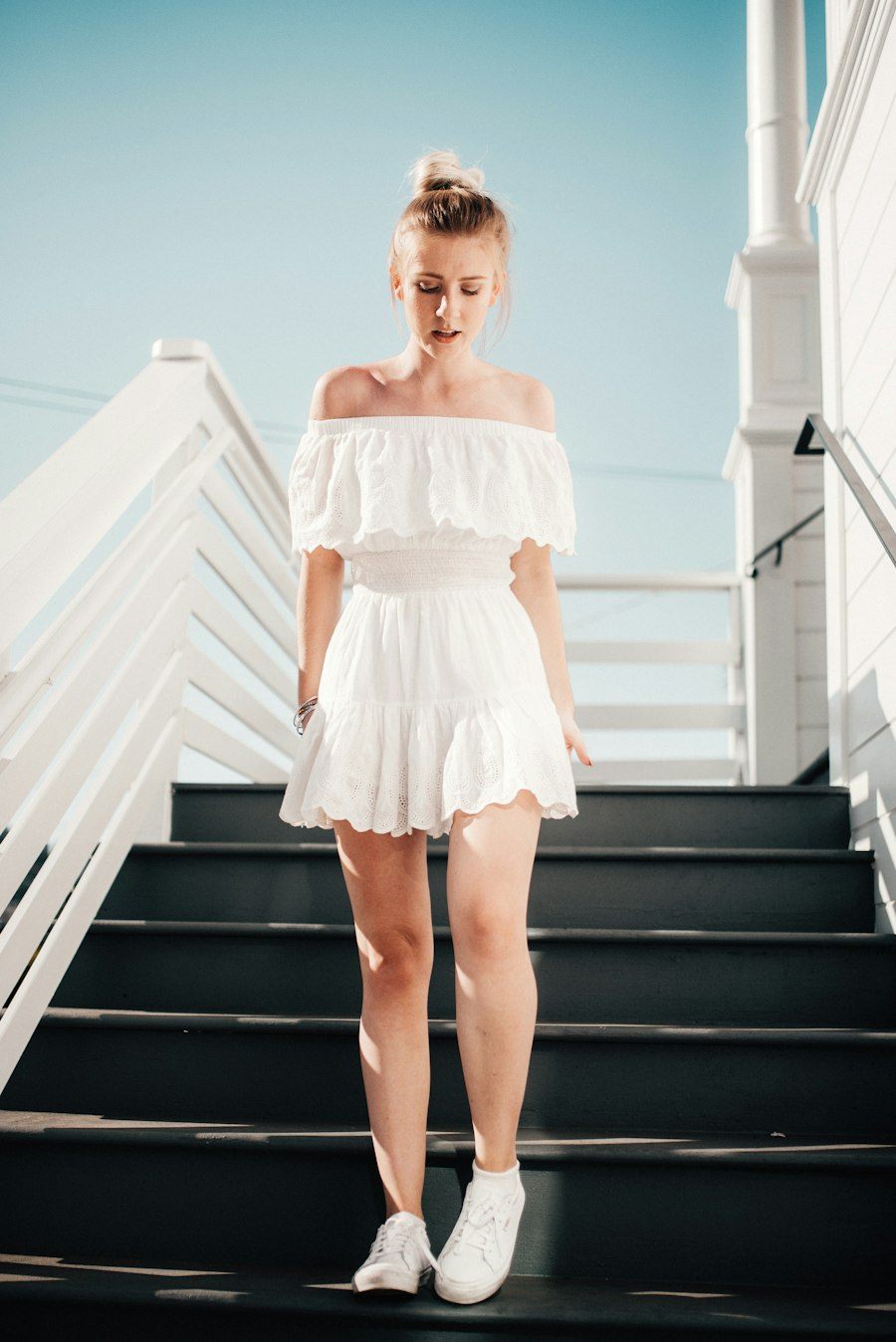 Vestido branco leve usado com sapatilhas