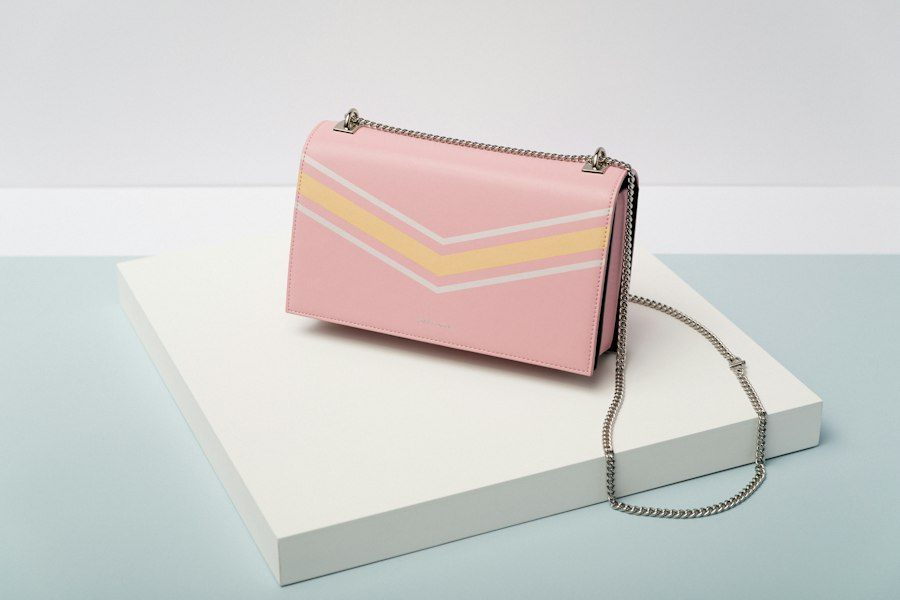 Mala cor-de-rosa com corrente ao ombro